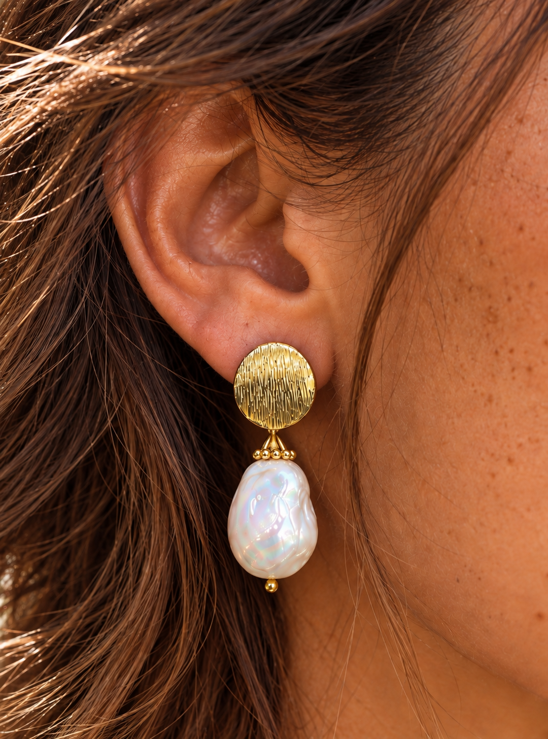 Aros bañados en plata con perla barroca esmaltada