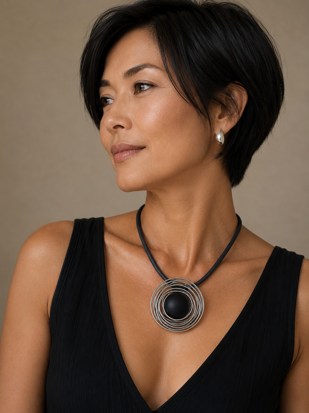 Collar Hippie Chic corto de metales en circulos plateados, cordon de gamuza grafito y bola negra en acrilico