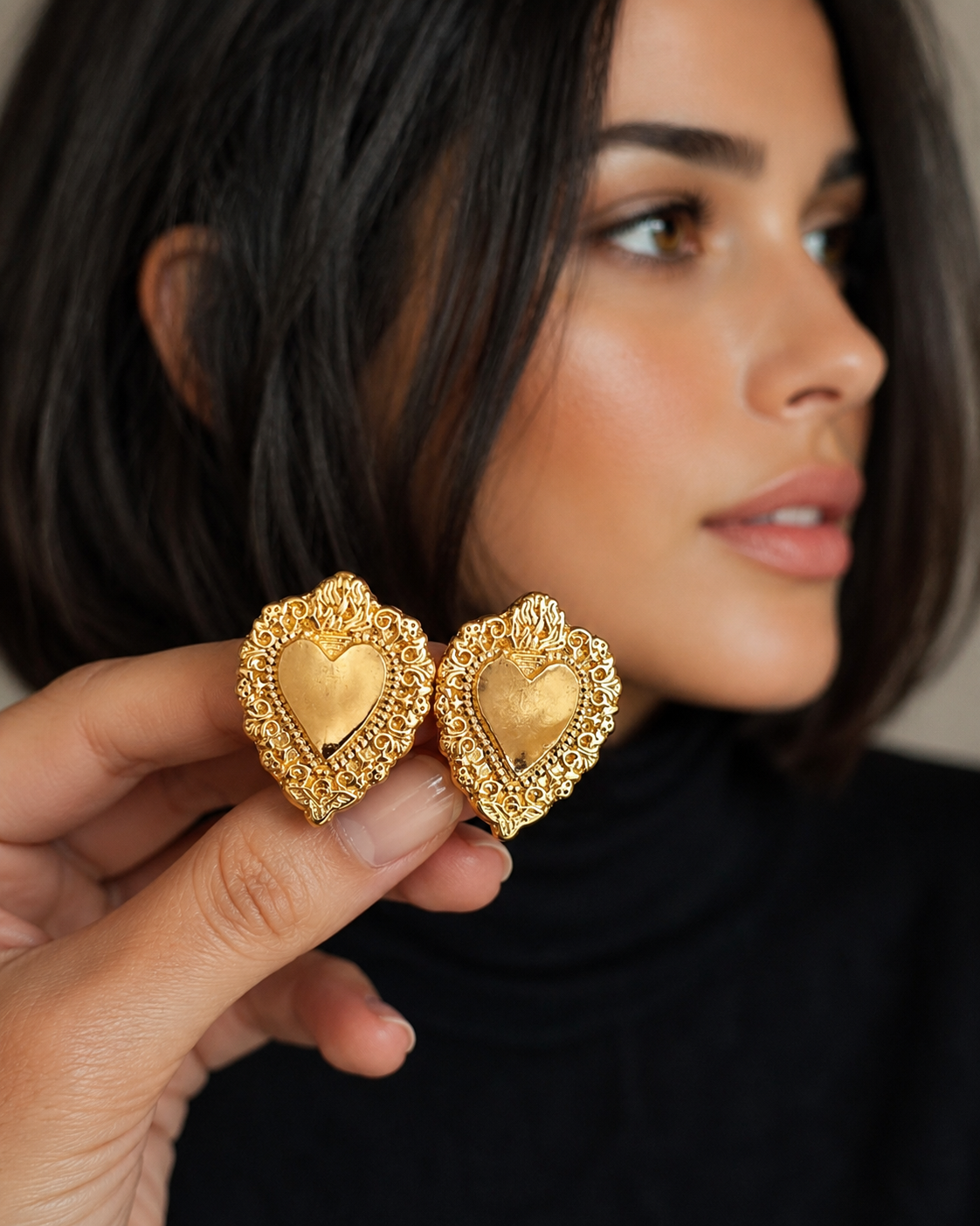 Aros Hippie Chic bañados en oro con preciosa forma de corazon. Largo 2.5 cm.