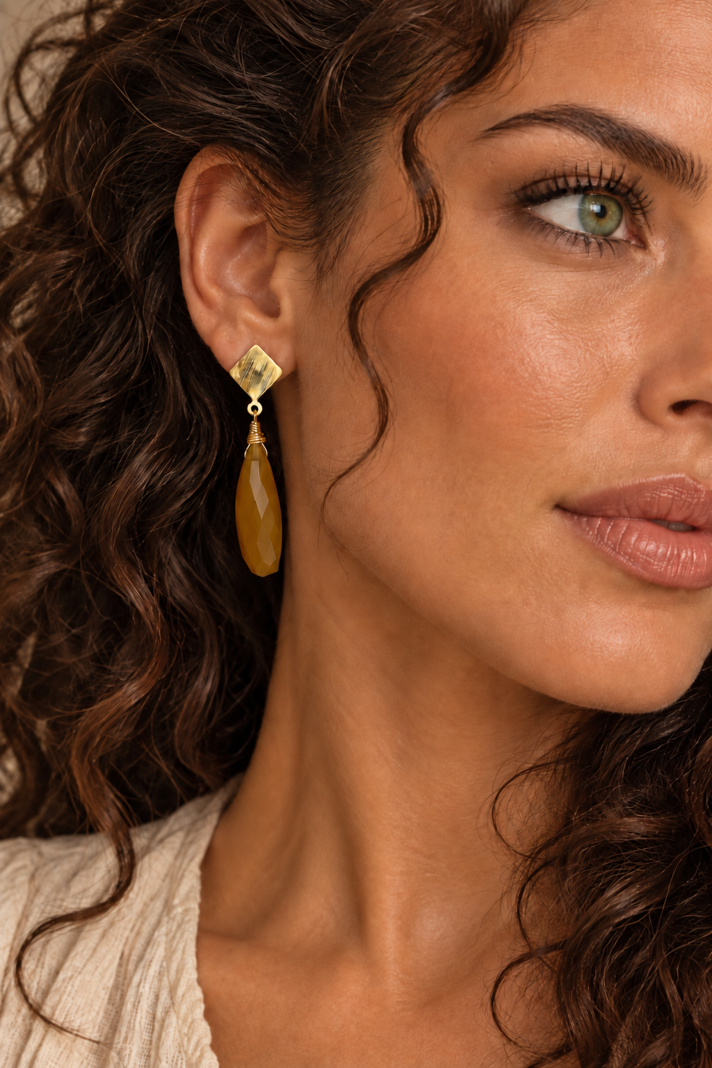 Aros bañados en oro con rombo y calcedonia caramelo