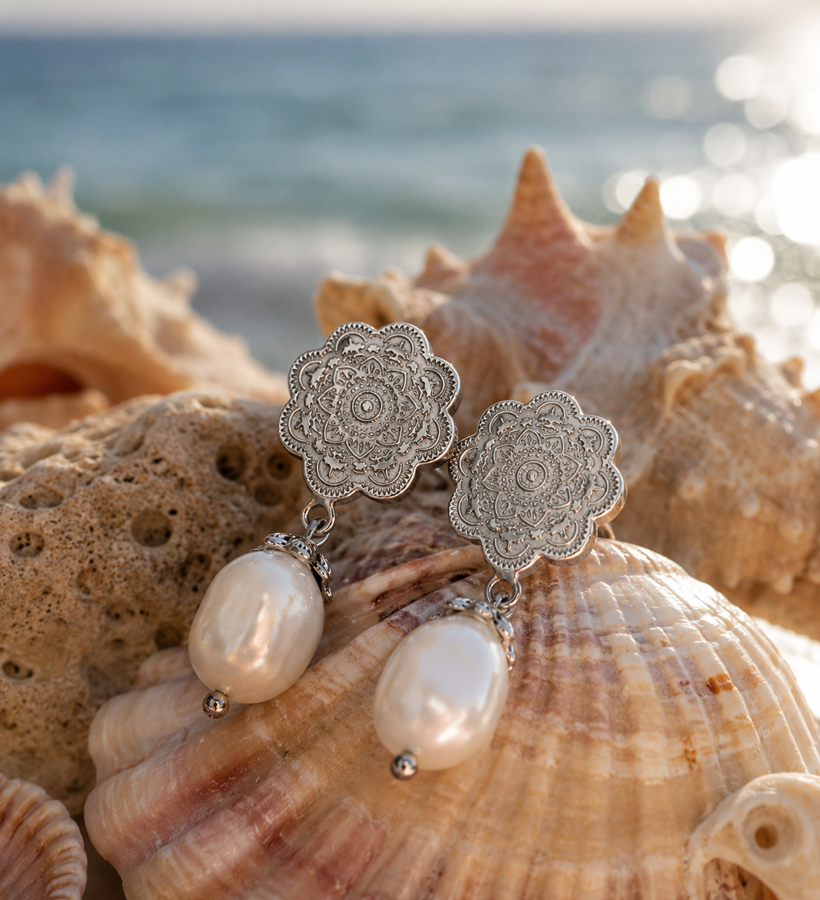 Aros Hippie Chic de acero inoxidable plateado  y preciosa perla blanca natural.  Largo 3.5 cm.