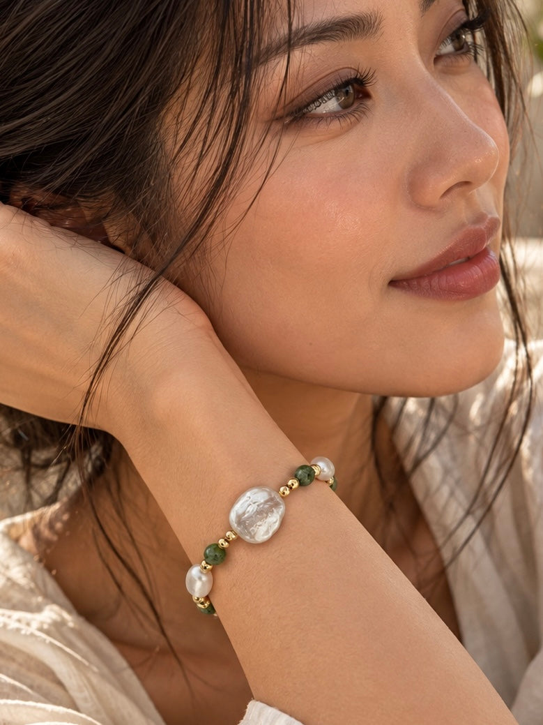 Pulsera de piedras verdes con perla barroca