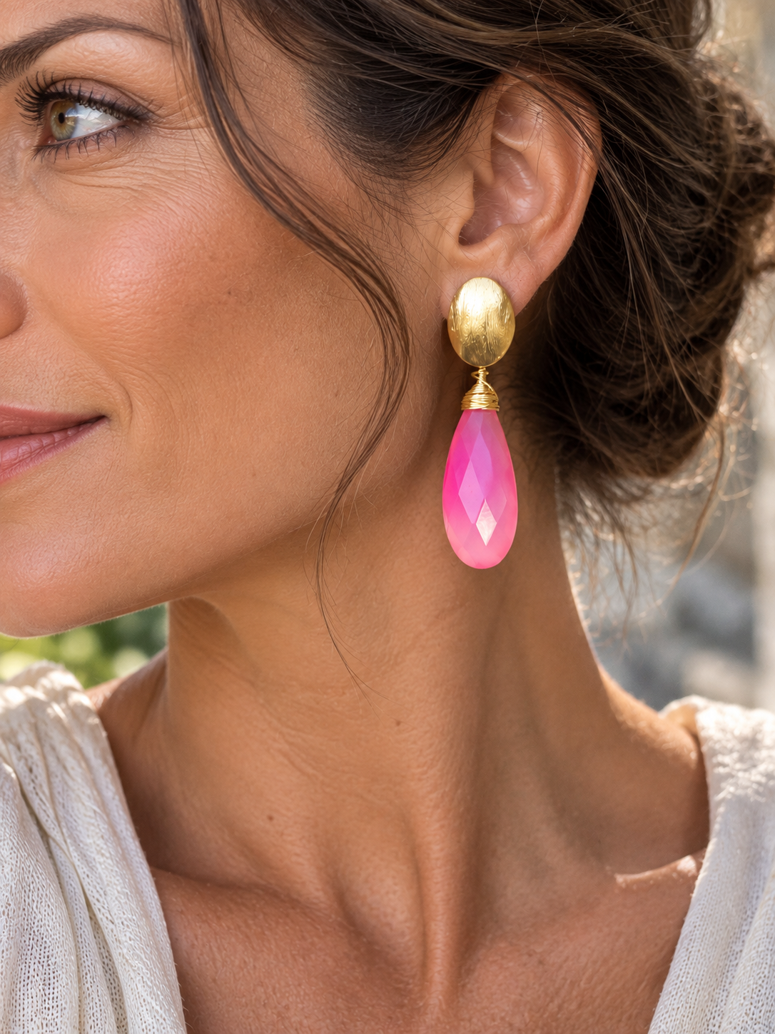 Aros Hippie Chic bañados en oro con alegre piedra natural Calcedonia fucsia. Largo 5 cm.
