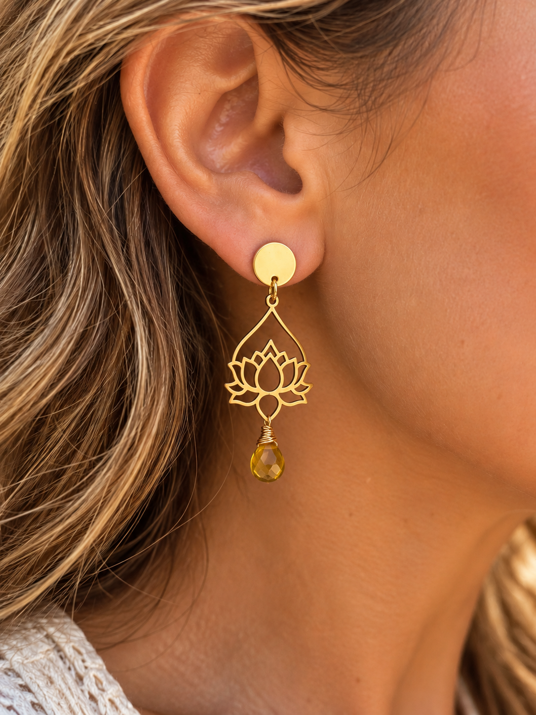 Aros con base en acero inoxidable dorado y piedra natural amarilla