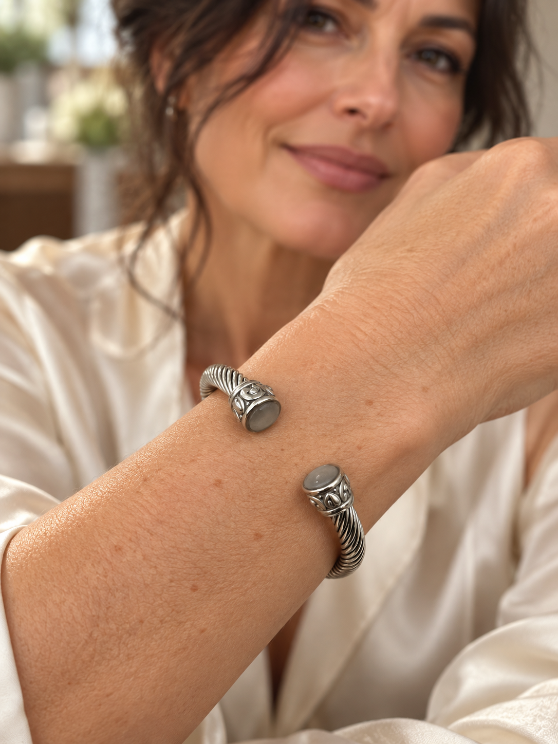 Pulsera de cable plateado con cristal blanco