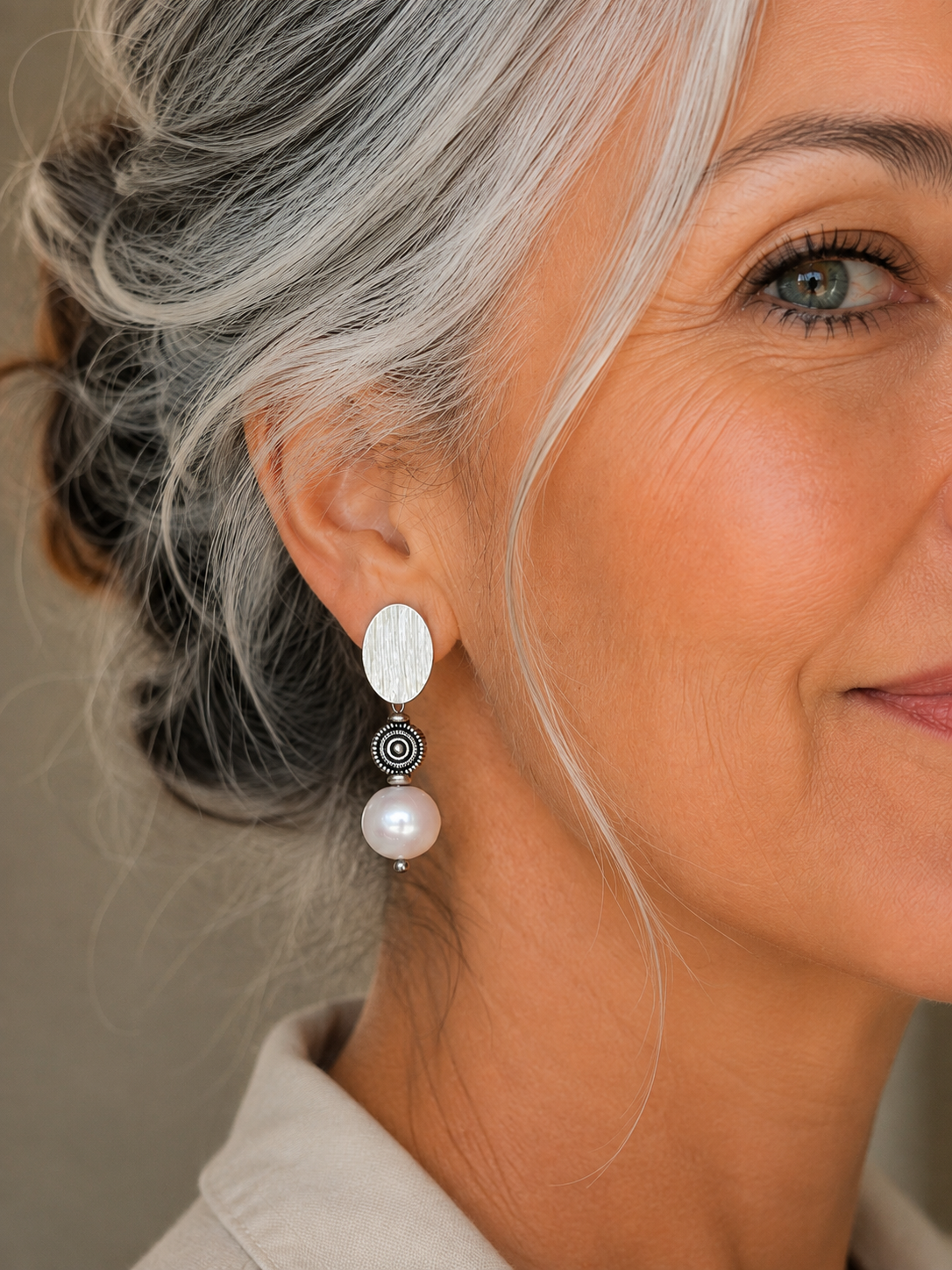 Aros Hippie Chic bañados en plata y preciosa perla natural blanca. Largo 4 cm.