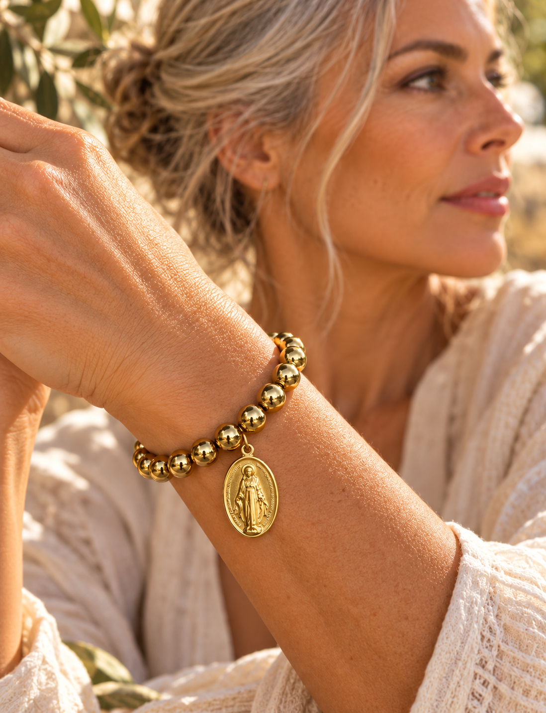 Pulsera elástica dorada con la Virgen