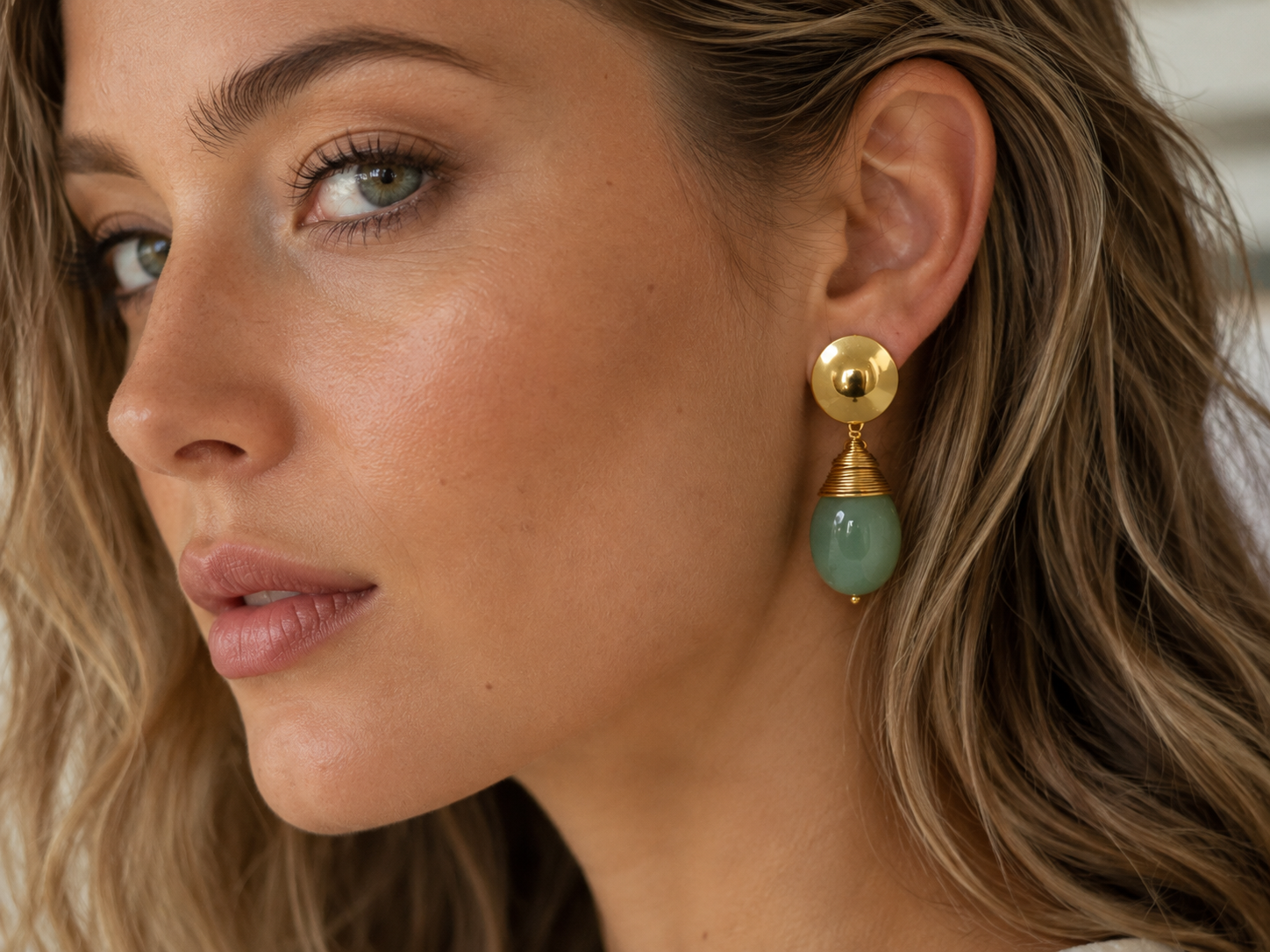 Aros Hippie Chic con preciosa piedra natural verde agua y base en acero inoxidable dorado. Largo 3.7 cm.