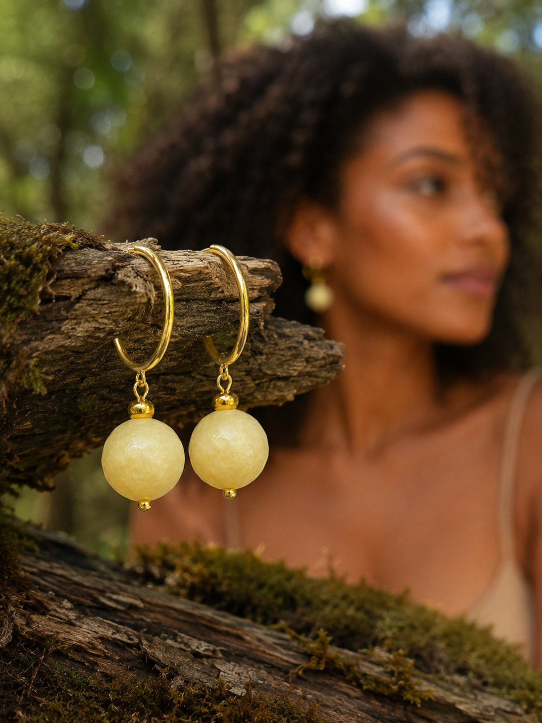 Aros Hippie bañados en oro con elegante piedra Agata facetada en tonos amarillos suaves. Largo 4 cm.