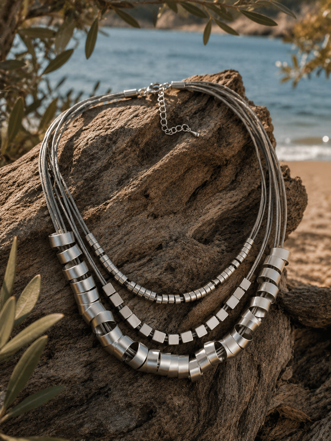 Collar Hippie Chic corto con tres preciosas corridas de argollas de metal plateado y cuero en los tonos.
