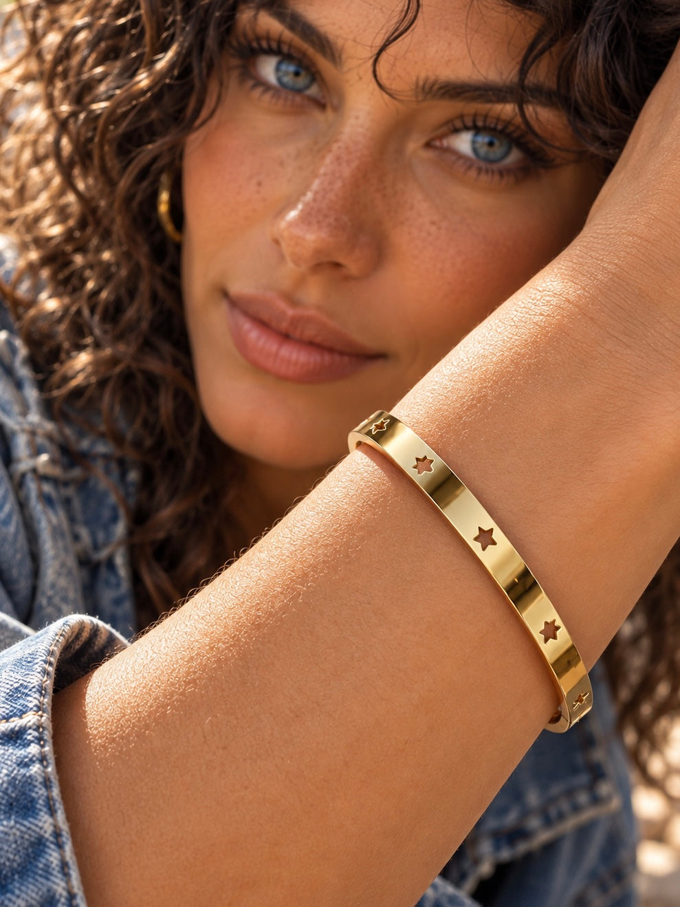 Pulsera bangle dorada con estrellas caladas