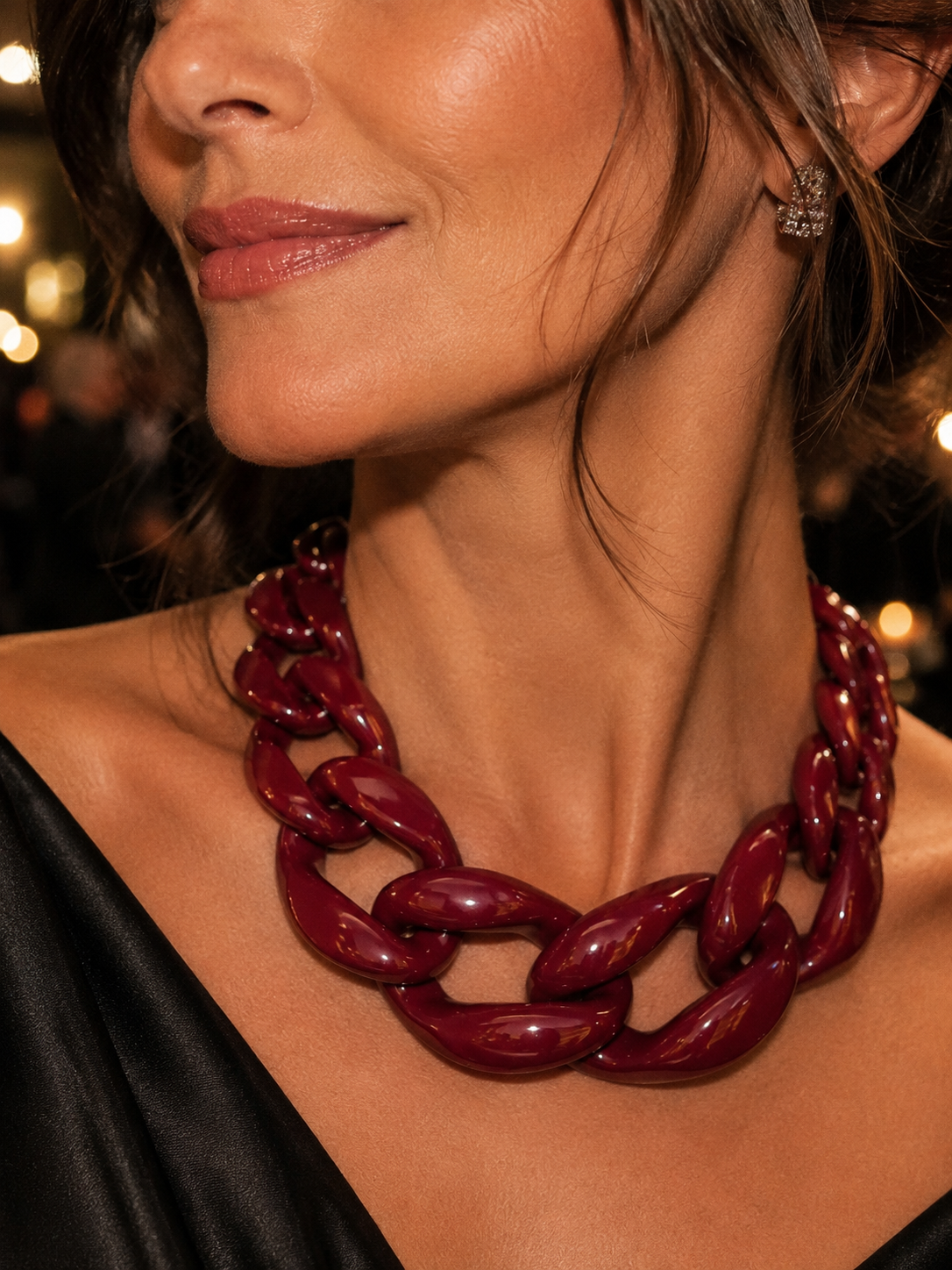 Collar Hippie Chic Corto de acrilico en precioso color granate con broche en acrilico dorado. Largo 53 cm.
