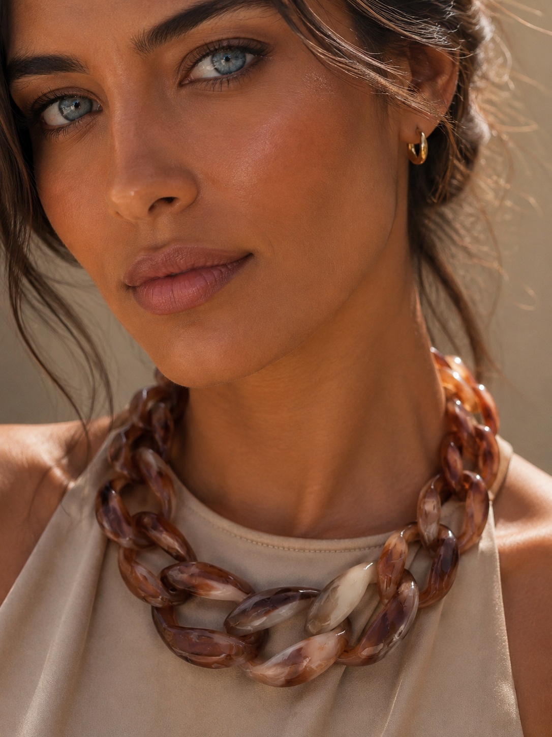 Collar Hippie Chic corto de acrilico en preciosos tonos marron y broche dorado.