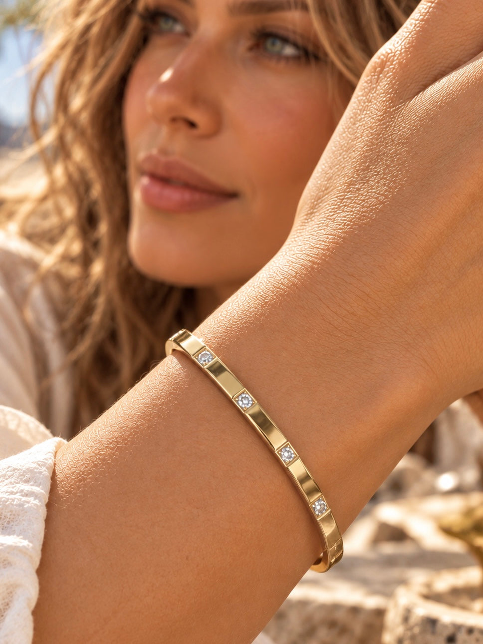 Pulsera bangle dorada con circones