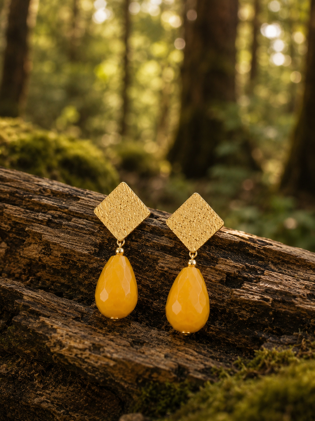 Aros Hippie Chic bañados en oro con alegre Agata amarilla facetada. Largo 4 cm.