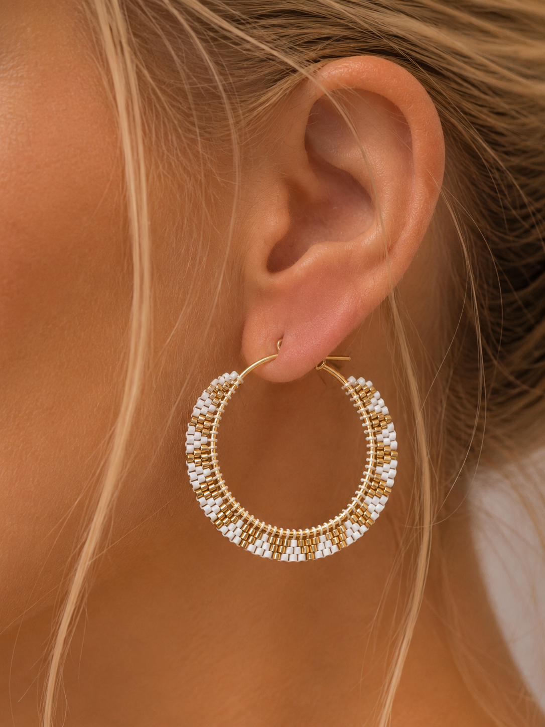 Aros Hippie Chic con base de acero inoxidable dorado y mostacillas Miyuki blancas y doradas. Diametro 5 cm.