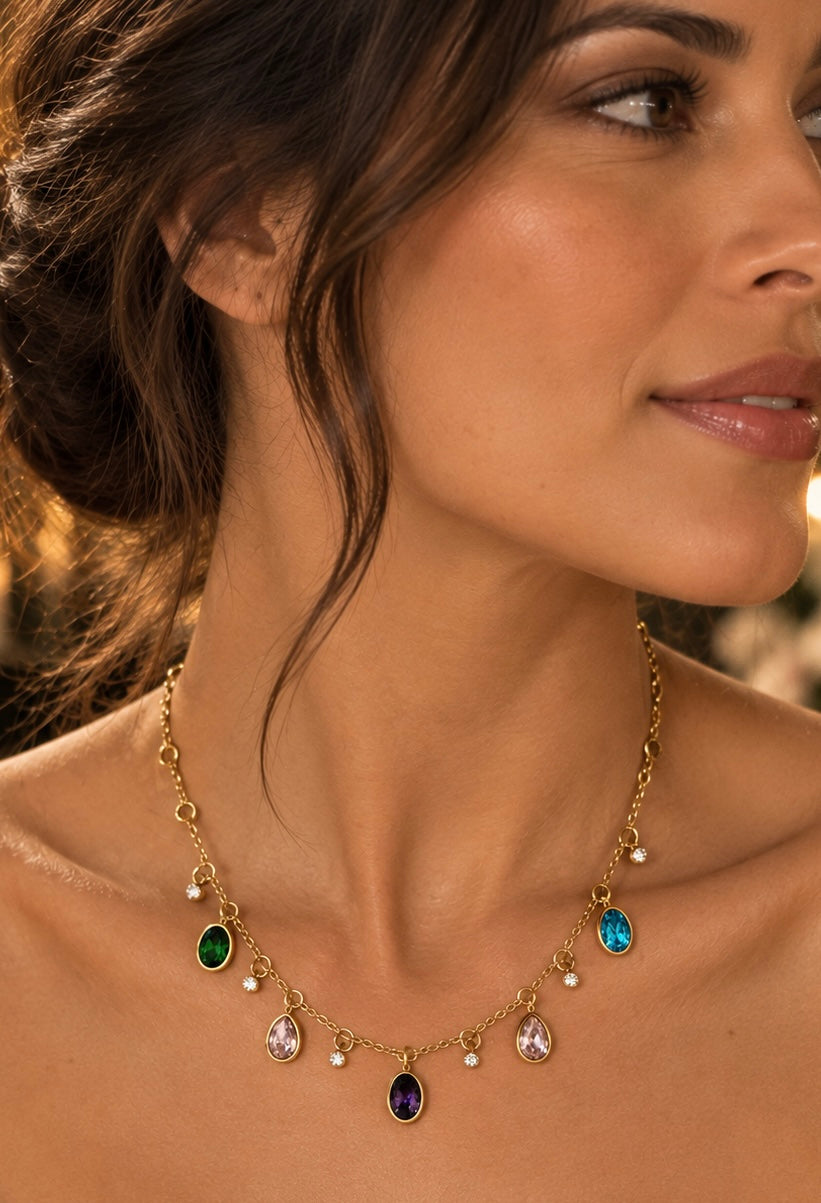 Collar Hippie Chic corto con cadena de acero inoxidable dorado y cristales transparente, verde, turquesa, lila y rosado.