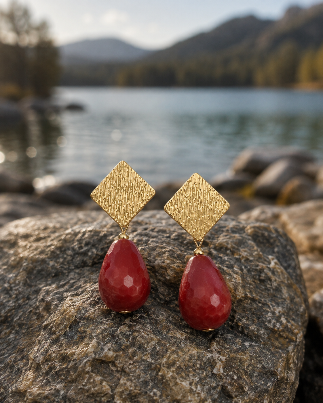 Aros Hippie chic bañados en oro con alegre Agata roja facetada. Largo 4 cm.