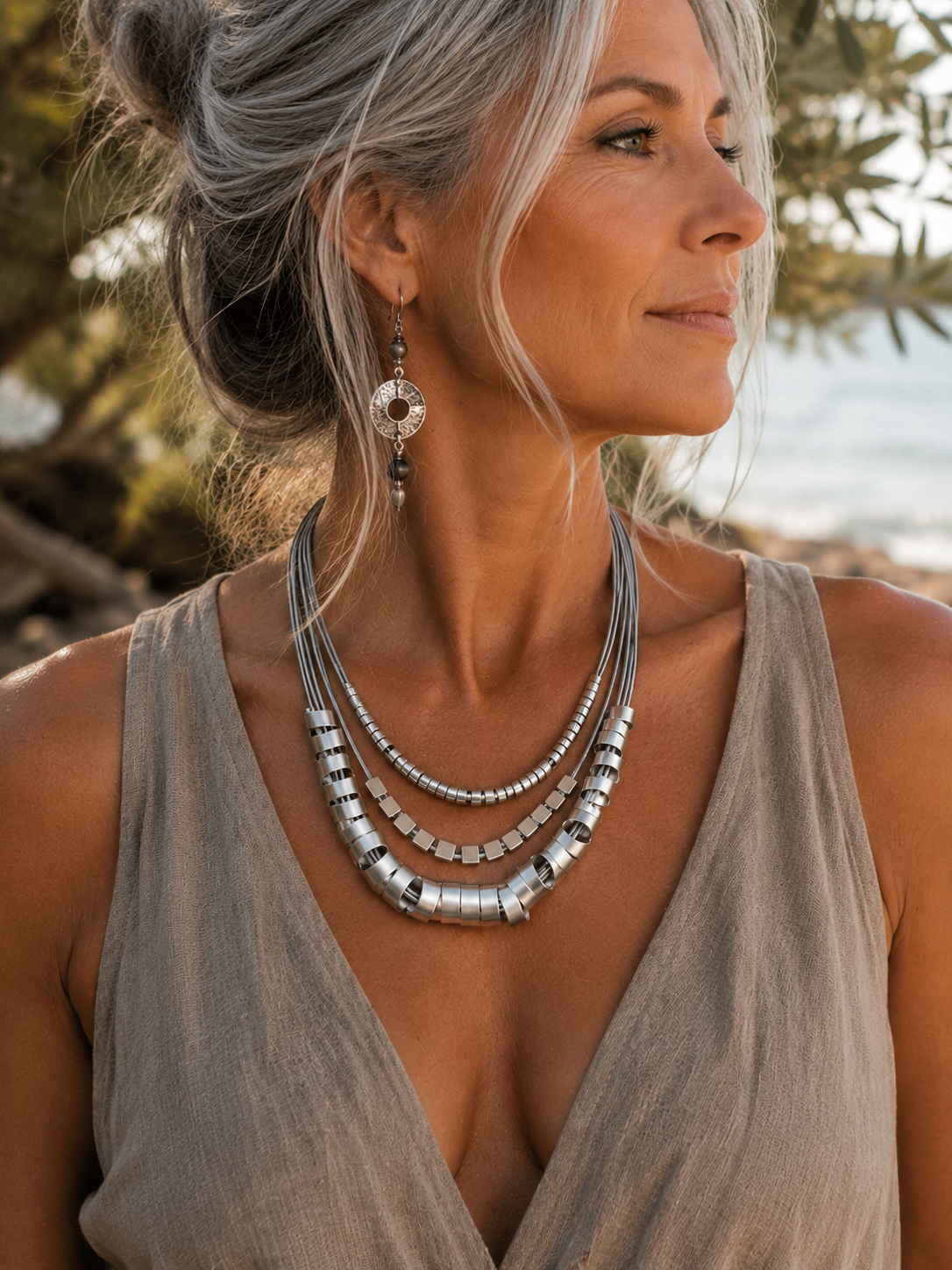 Collar Hippie Chic corto con tres preciosas corridas de argollas de metal plateado y cuero en los tonos.