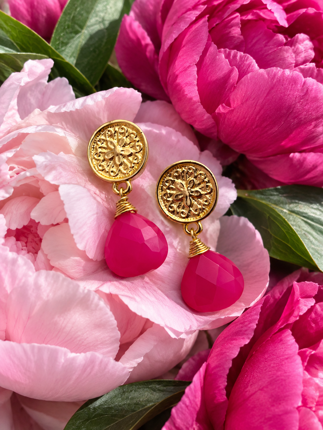 Aros Hippie Chic bañados en oro con alegre piedra natural Calcedonia fucsia facetada y embarrilada con hilo de oro.. Largo 3 cm.