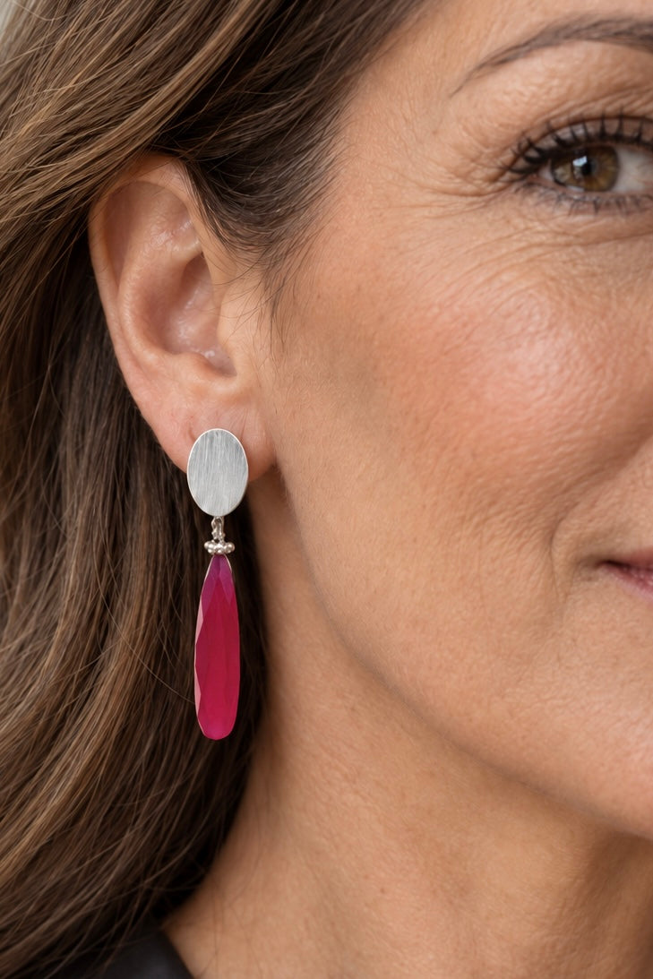 Aros Hippie Chic bañados en plata con piedra natural Calcedonia fucsia facetada. Largo 5 cm.