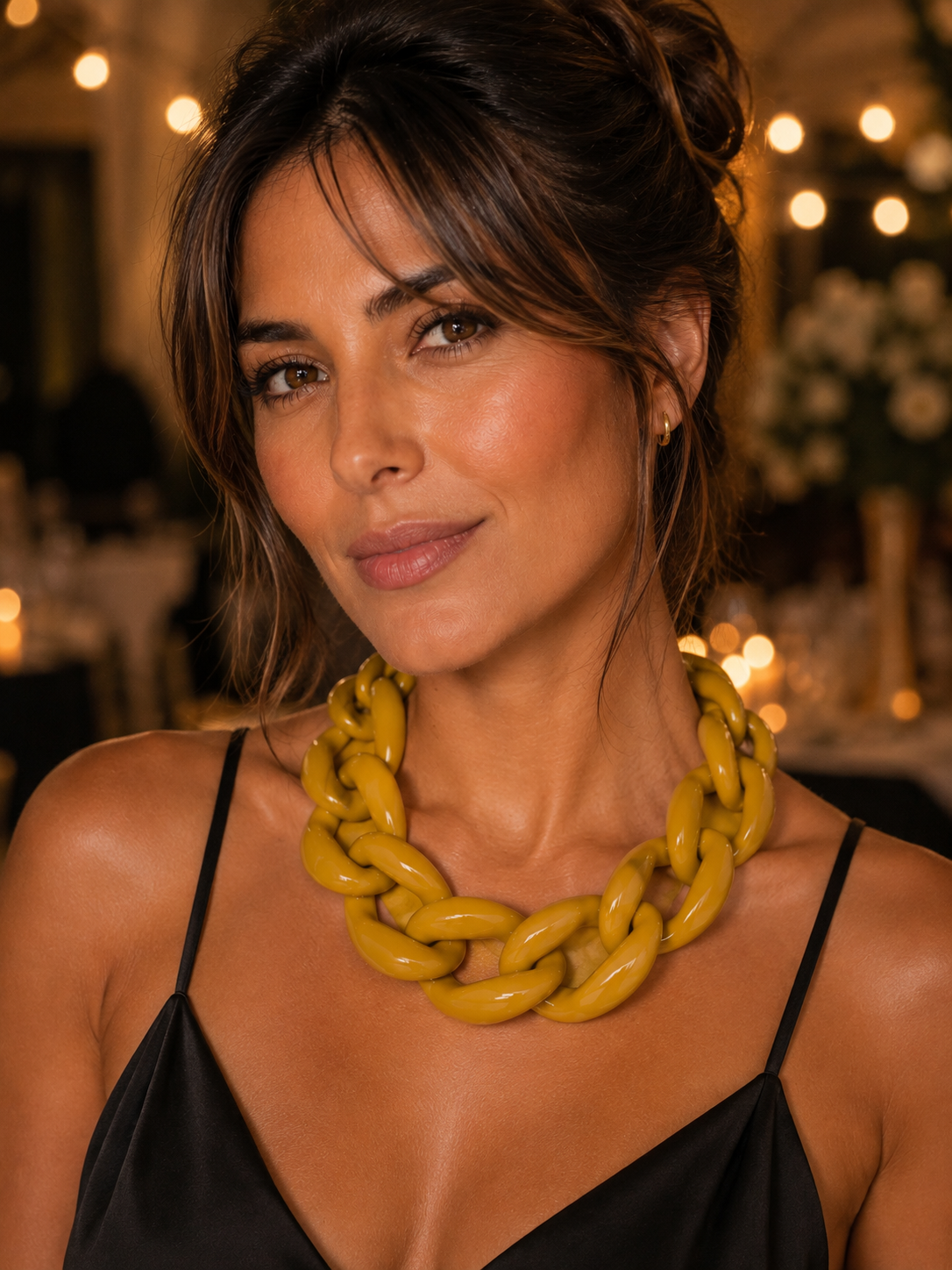 Collar Hippie Chic corto de acrilico en alegre color amarillo mostaza con broche dorado.