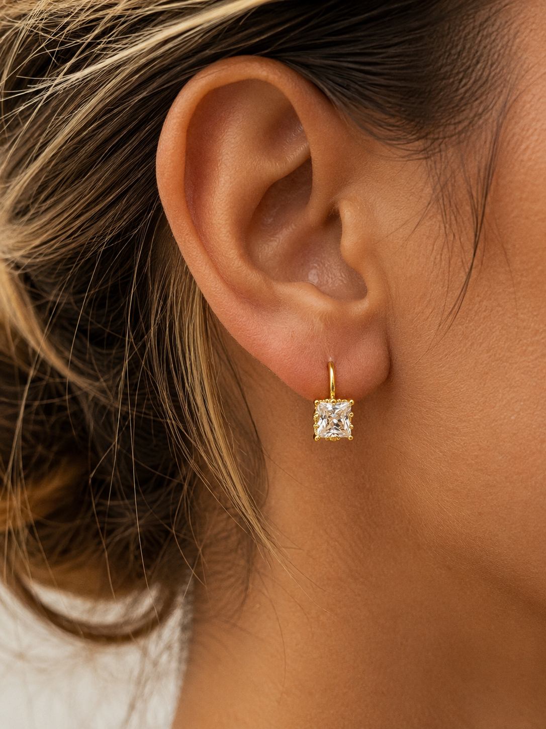Aros bañados en oro con cristal cuadrado