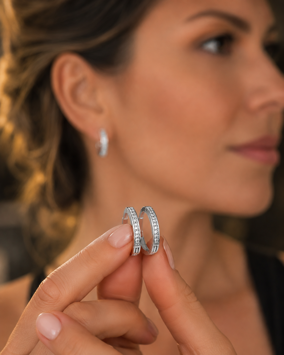 Aros Hippie Chic bañados en plata estilo Vintage tipo argolla con preciosa línea de circones. Diámetro 1.5 cm.