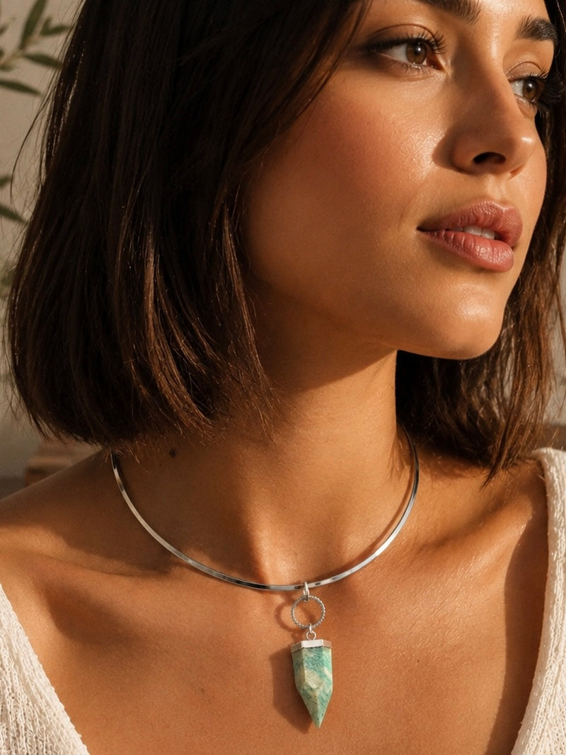 Collar Hippie Chic de acero inoxidable plateado rigido y colgante con preciosa piedra Amazonita natural.