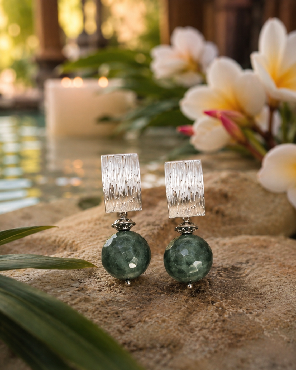 Aros Hippie Chic bañados en plata con elegante piedras naturales celestes grisaceas.