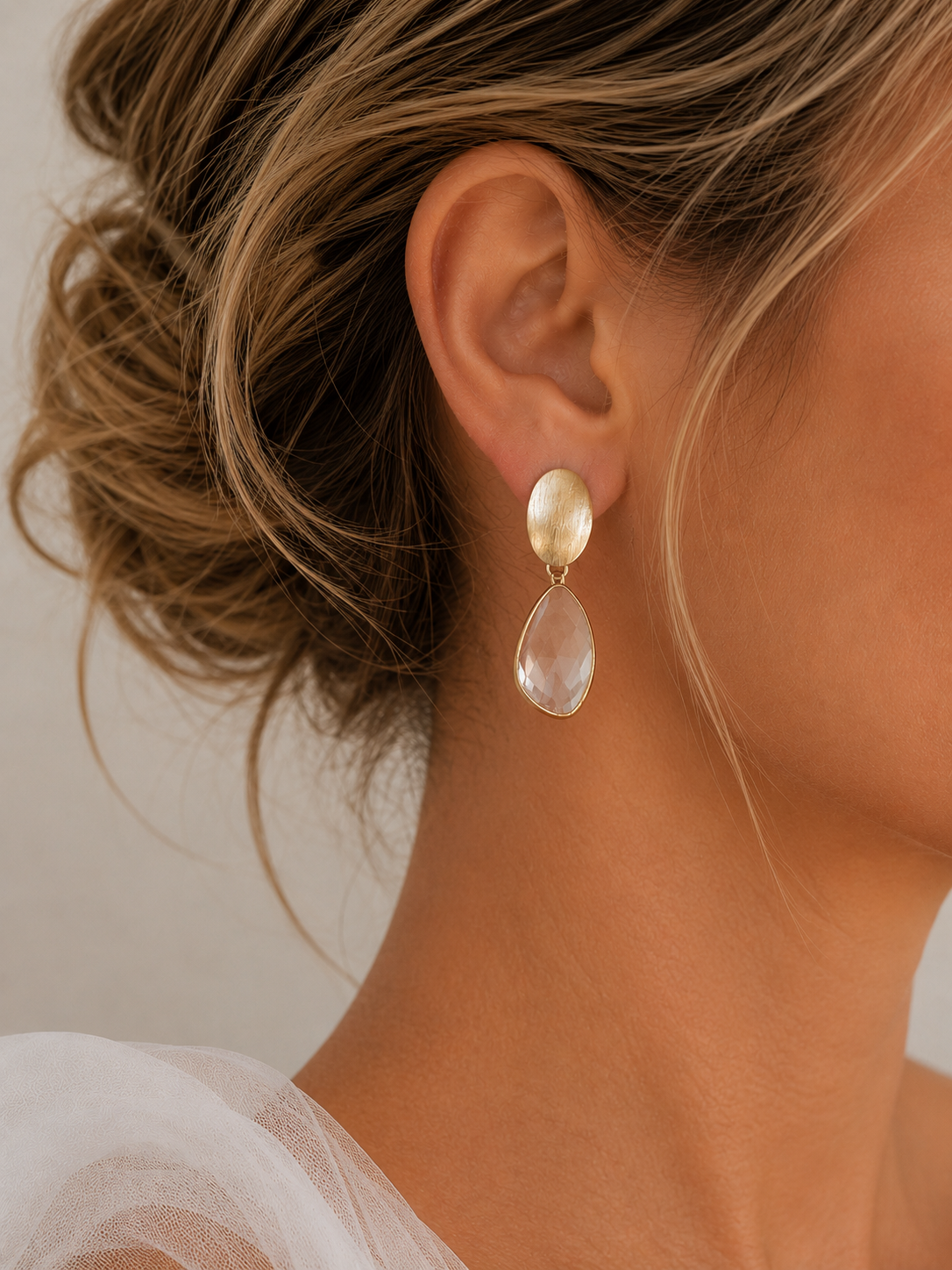 Aros Hippie Chic bañados en oro con precioso cuarzo natural translucido facetado