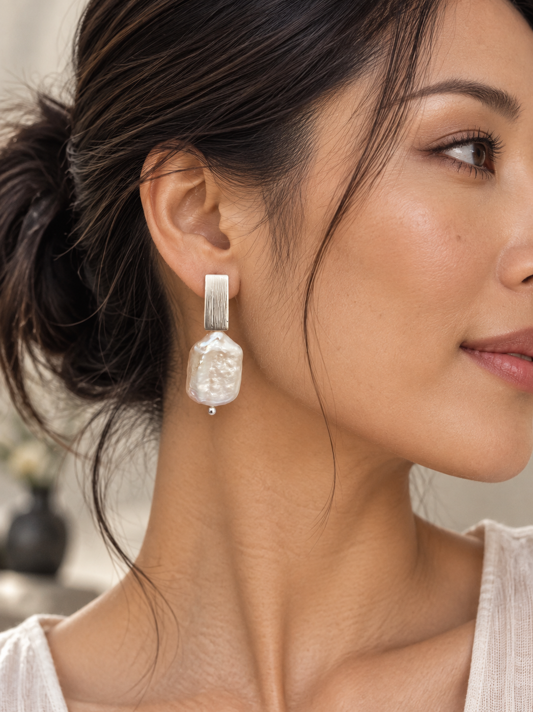 Aros Hippie Chic bañados en plata con elegante perla natural blanca. Largo 4 cm.