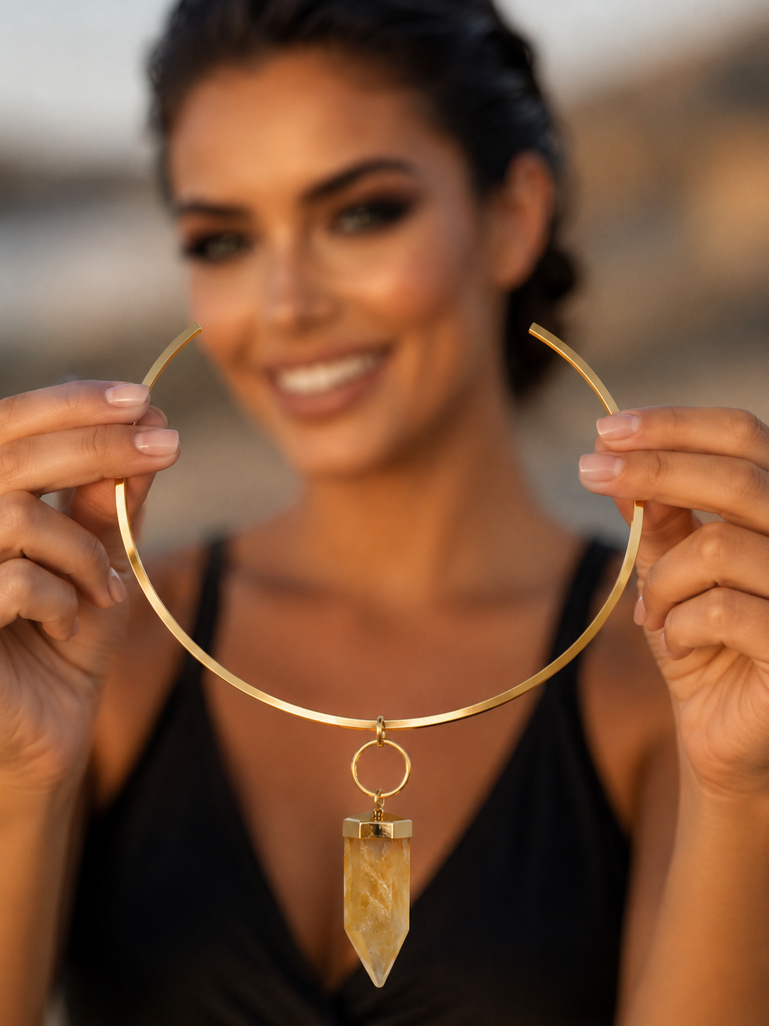 Collar Hippie Chic de acero inoxidable dorado rigido y precioso colgante de piedra Citrino natural.