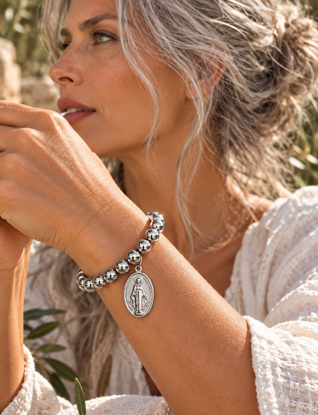 Pulsera elástica plateada con la Virgen
