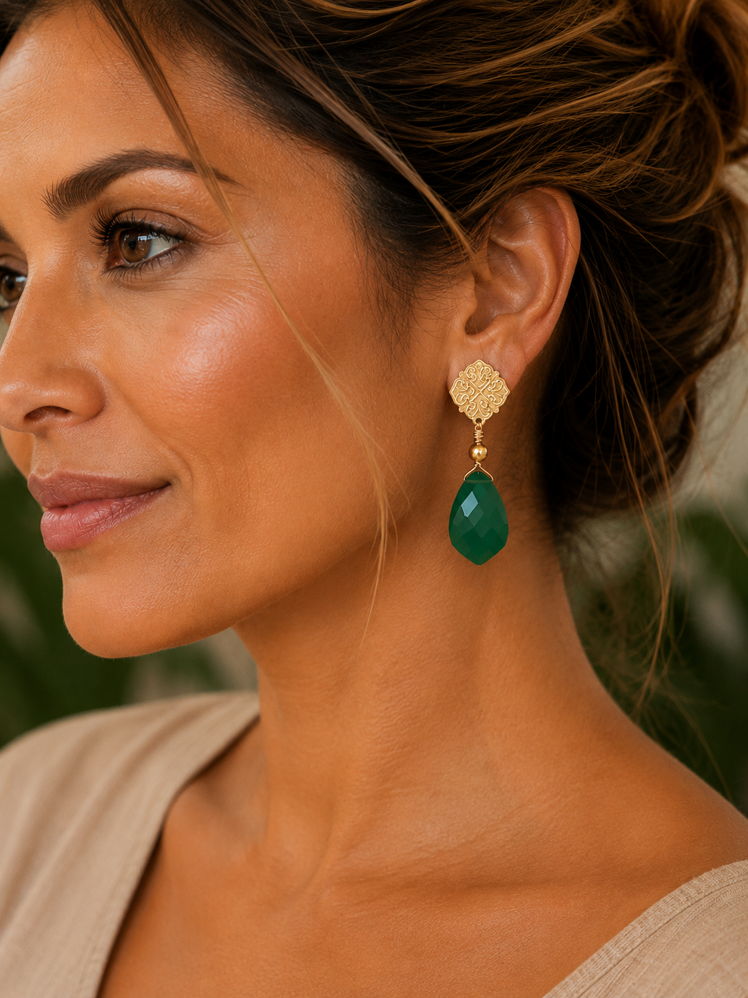 Aros Hippie Chic bañados en oro con elegante Onix verde facetado. Largo 3.8 cm.