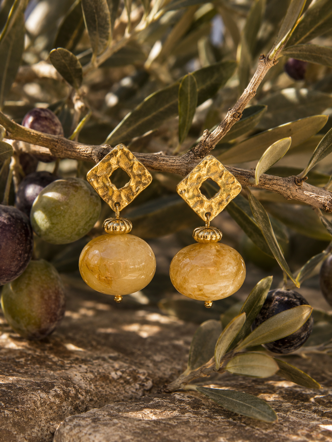 Aros Hippie Chic bañados en oro con espectacular citrino natural facetado. Largo 4 cm.