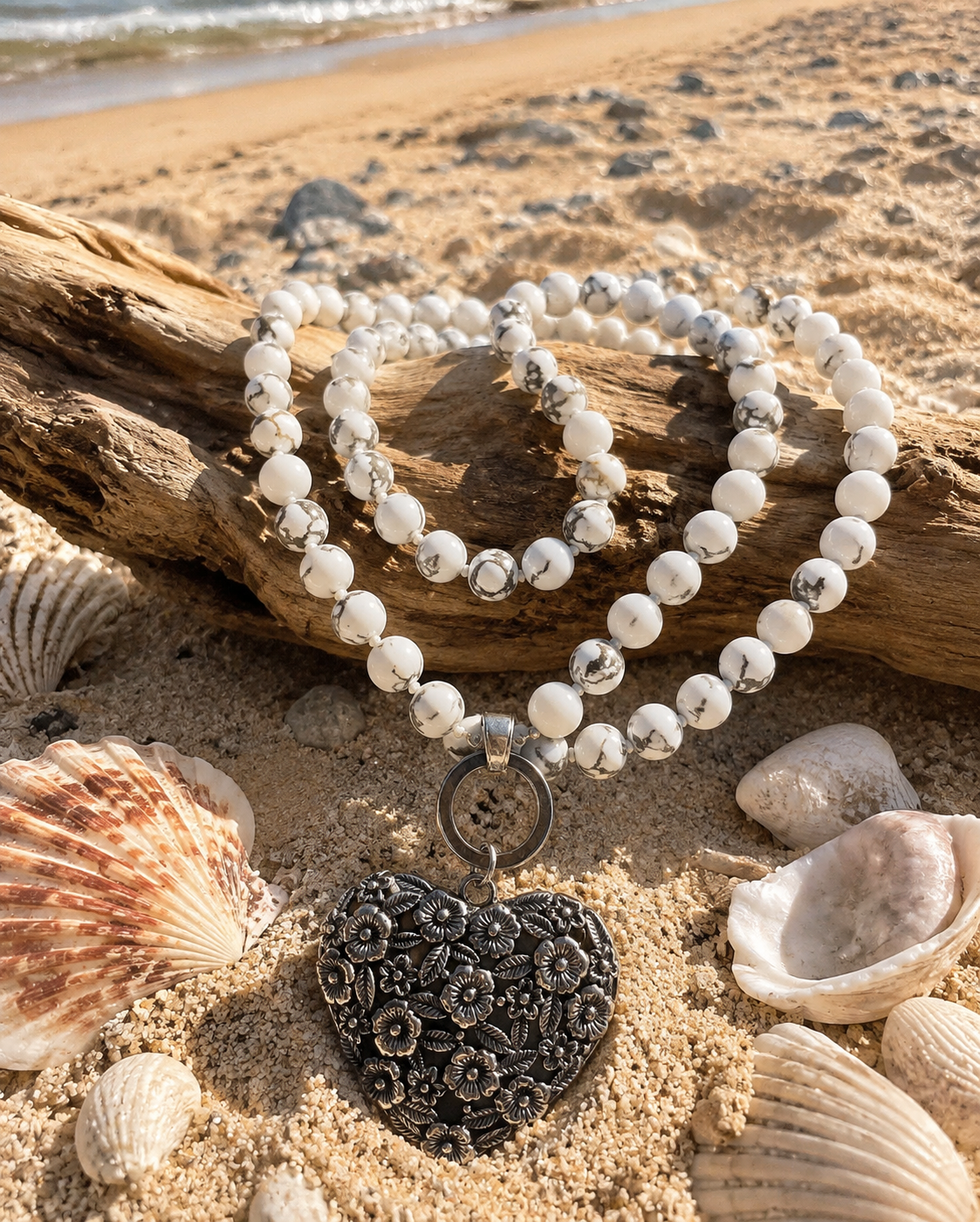 Collar Hippie Chic largo con elegantes piedras Howlita y colgante de corazon plateado.