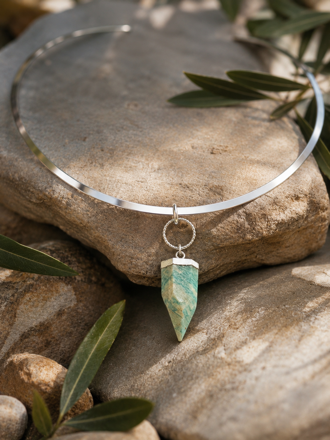 Collar Hippie Chic de acero inoxidable plateado rigido y colgante con preciosa piedra Amazonita natural.