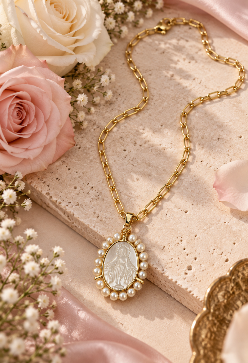 Collar corto de medalla de nácar con perlas — foto 3
