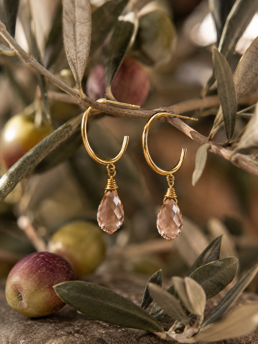 Aros Hippie Chic bañados en oro con precioso cristal rosa facetado translúcido. Largo 3 cm.