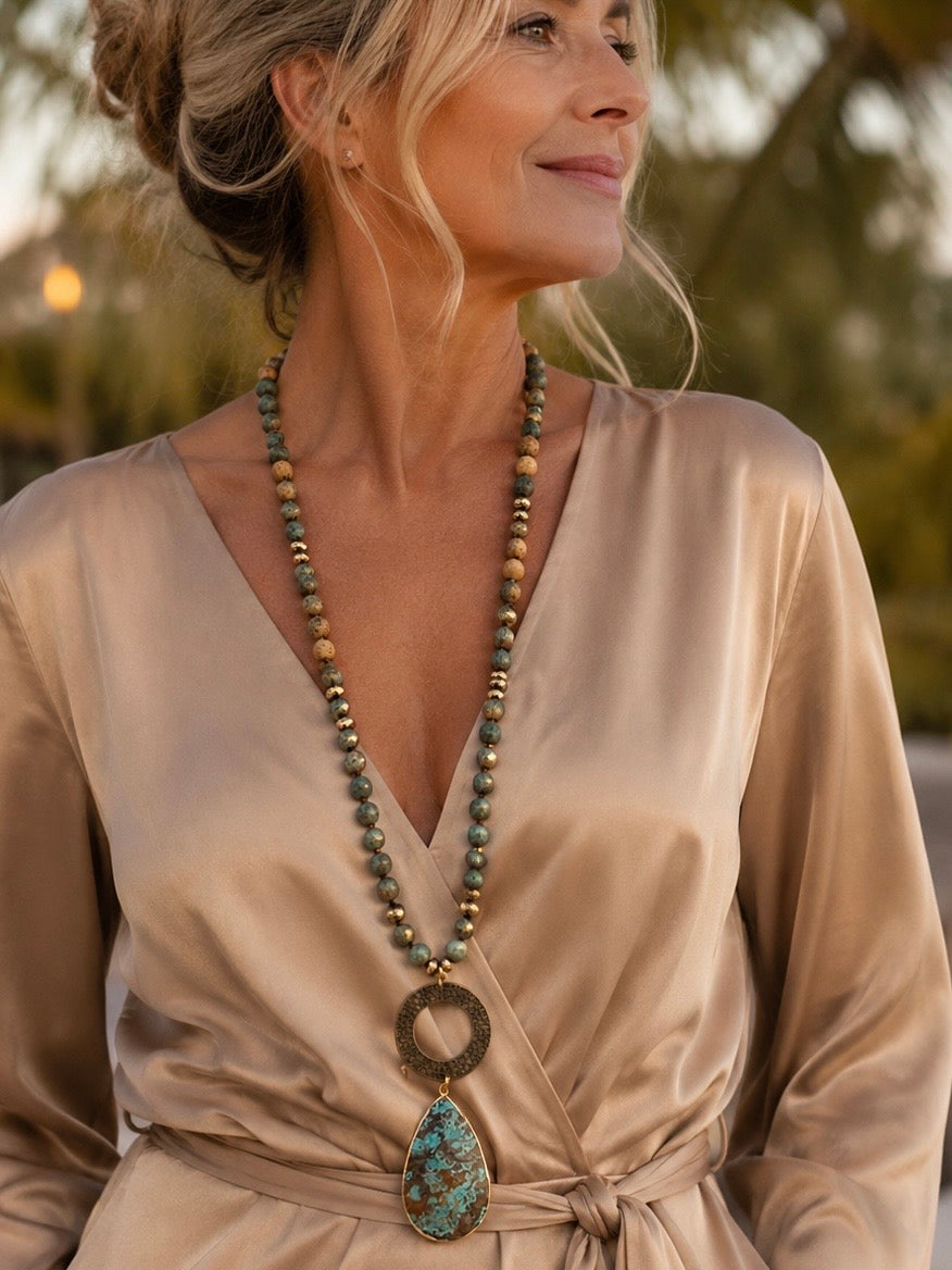 Collar Hippie Chic largo de preciosas piedras y cristales anudados en tonos verdes y beige con conector dorado envejecido.