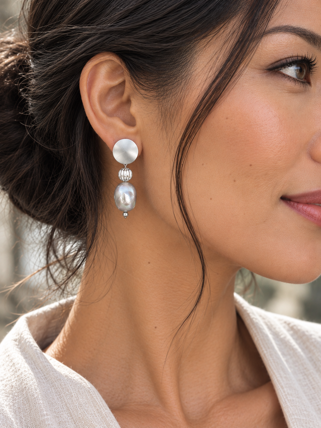 Aros bañados en plata con perla gris claro — foto 2