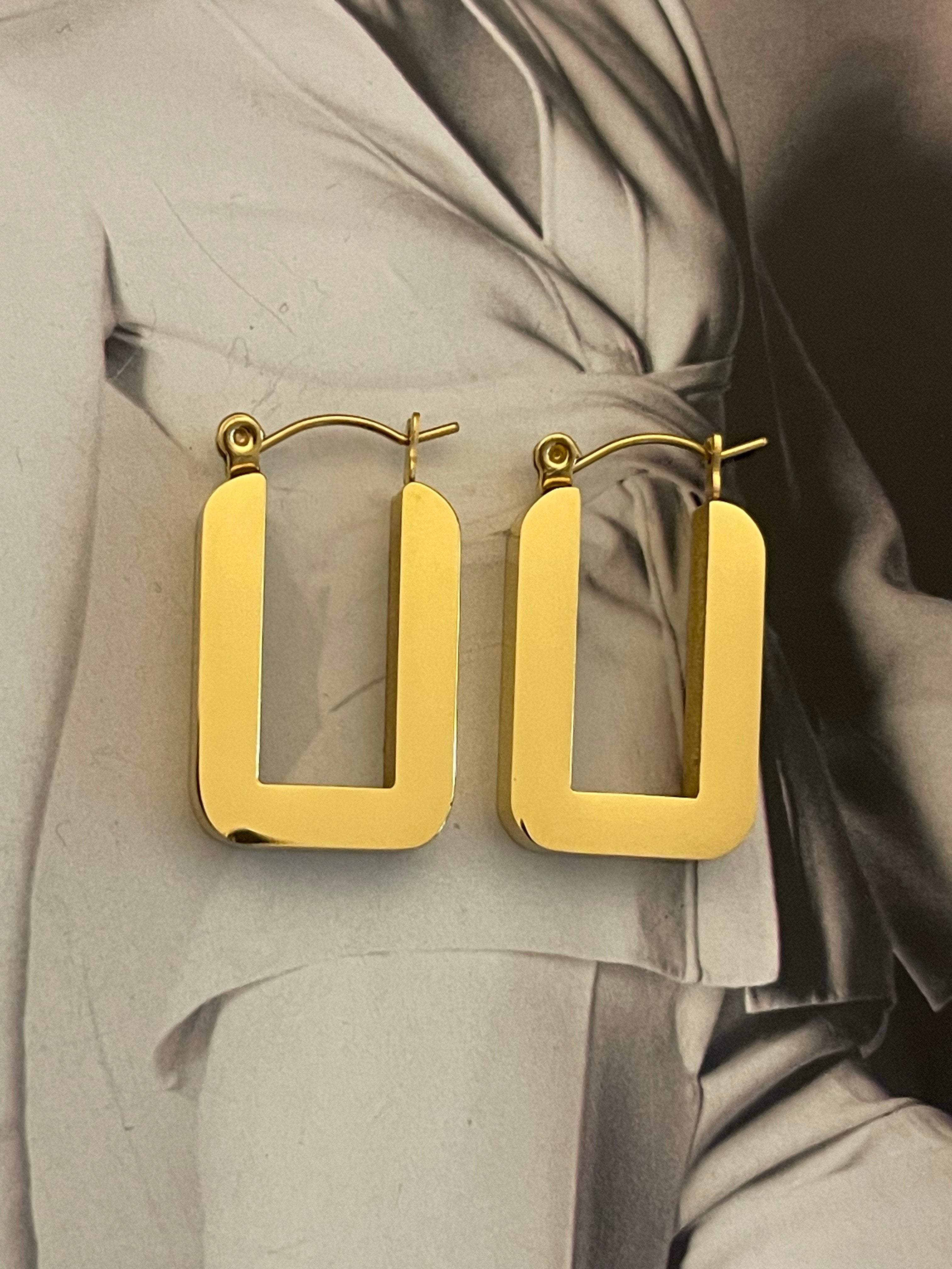 Aros Hippie Chic en acero inoxidable dorado con elegante forma rectangular. Largo 3.7 cm.