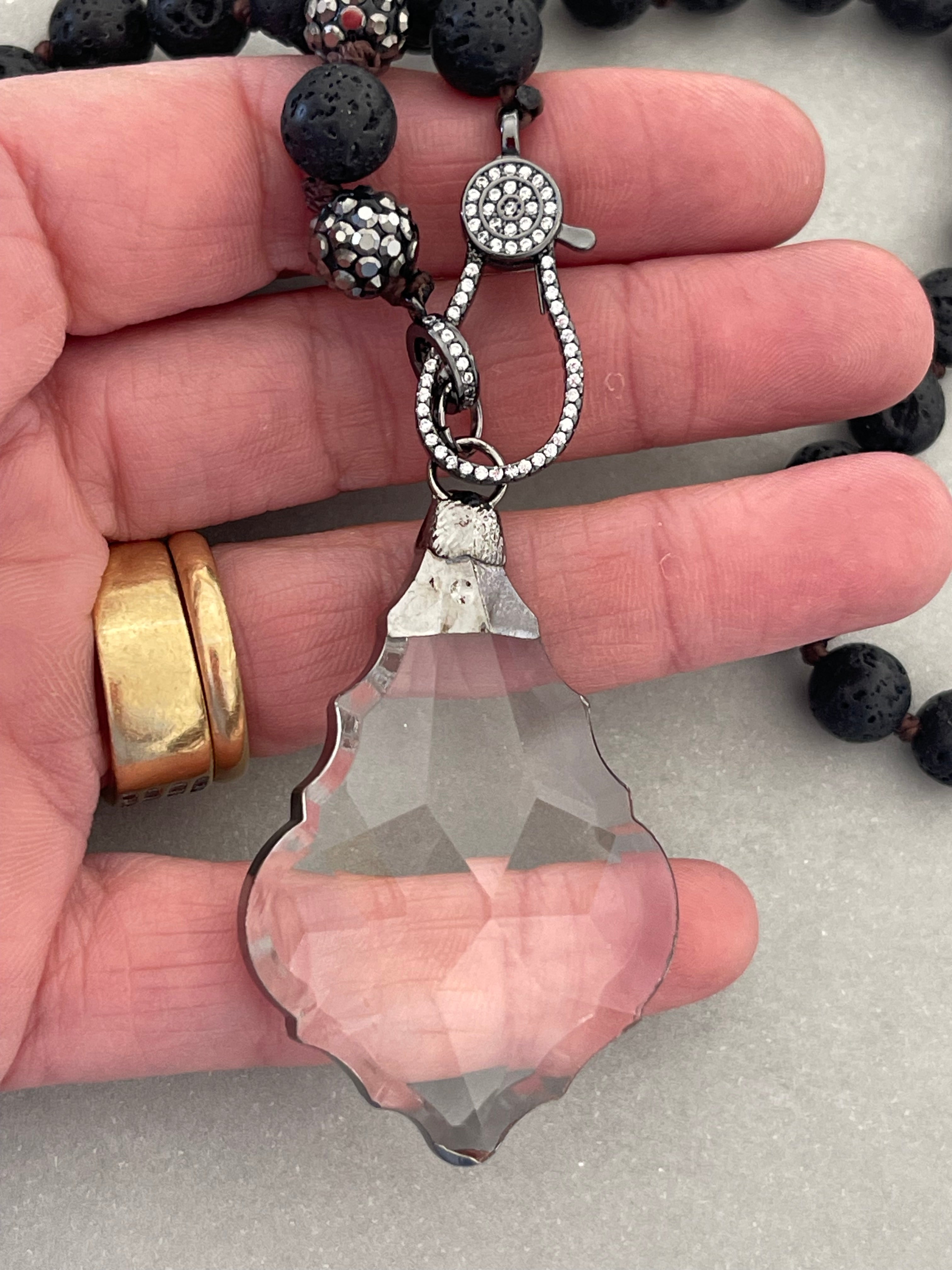 Collar Hippie Chic largo de piedras volcanicas y cristales negros anudados con precioso colgante de cristal facetado translusido.