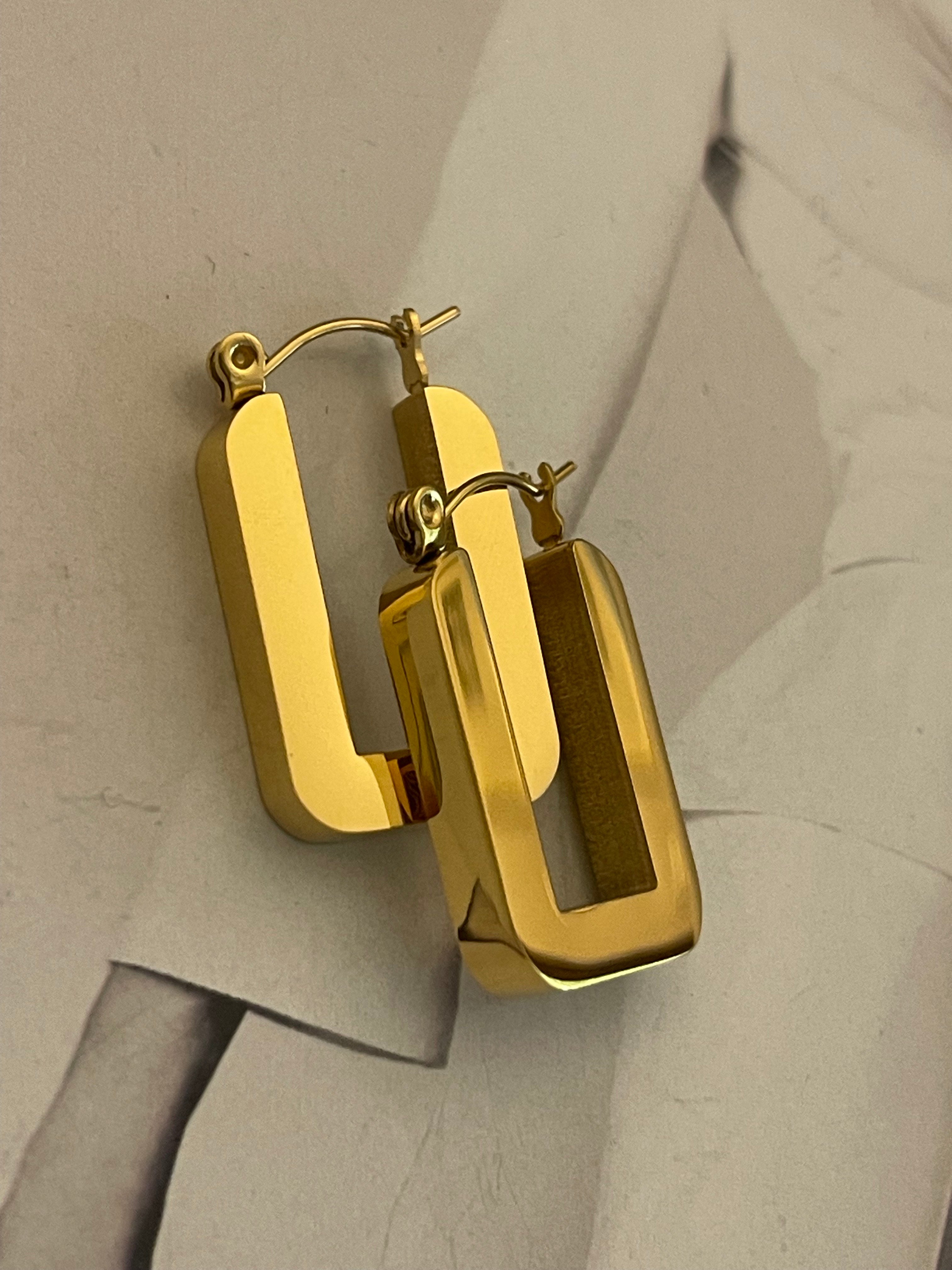 Aros Hippie Chic en acero inoxidable dorado con elegante forma rectangular. Largo 3.7 cm.