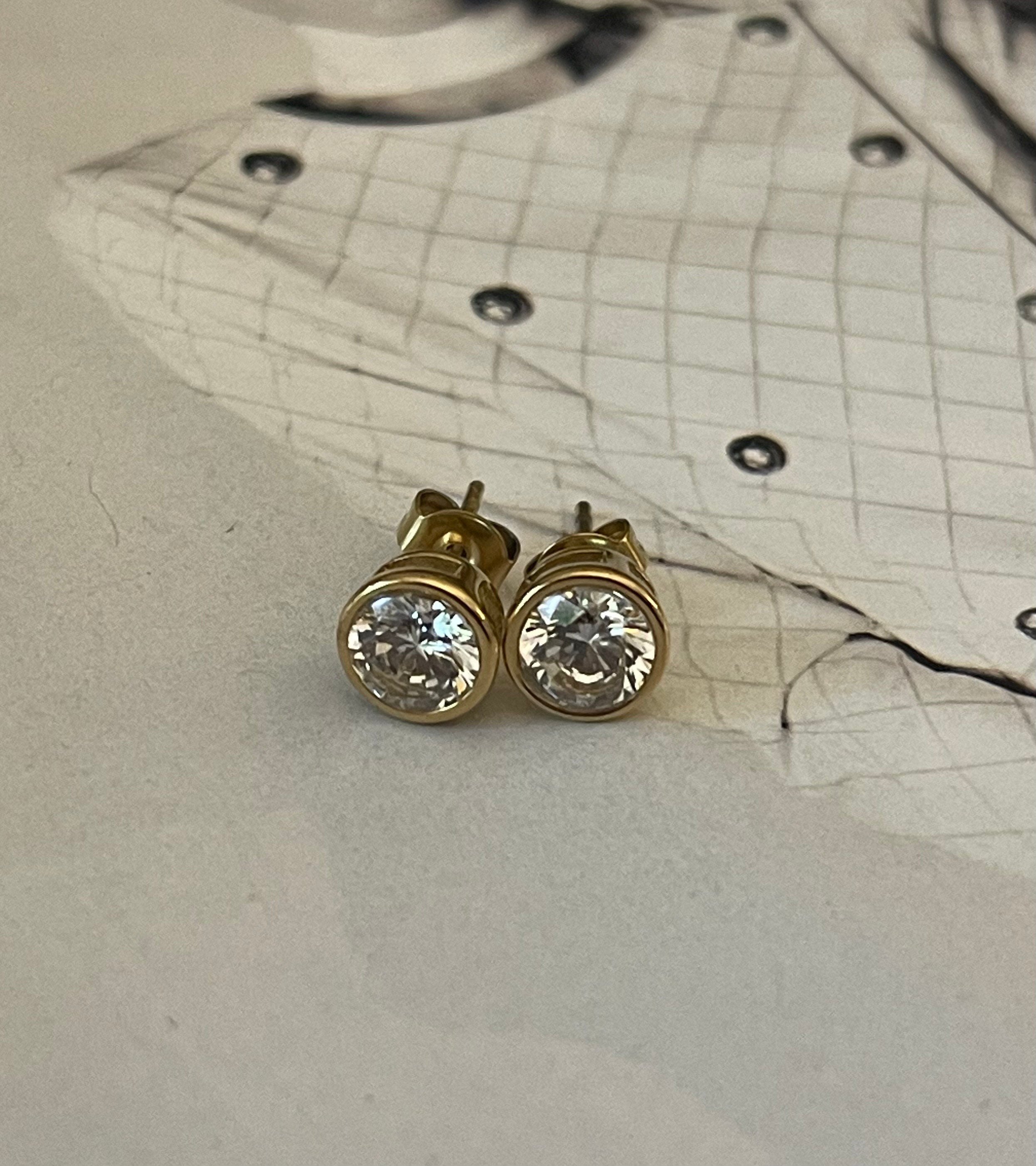 Aros Hippie Chic de acero inoxidable dorado y elegante circon translusido. Diametro 0.8 cm.