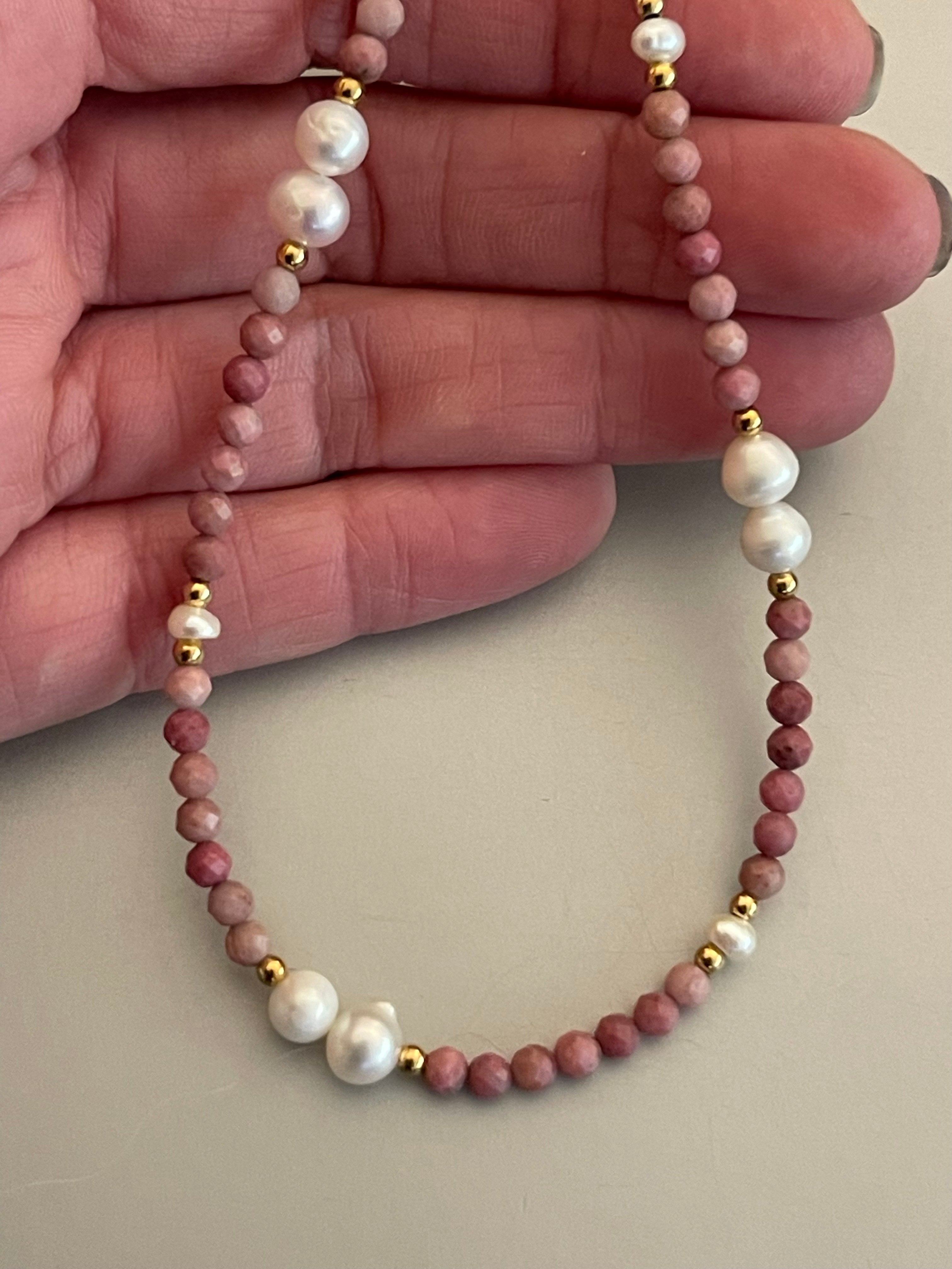 Collar Hippie Chic corto con preciosas piedras naturales en tonos rosas, perlas naturales y cadena de acero inoxidable dorado.Largo 45 cm.