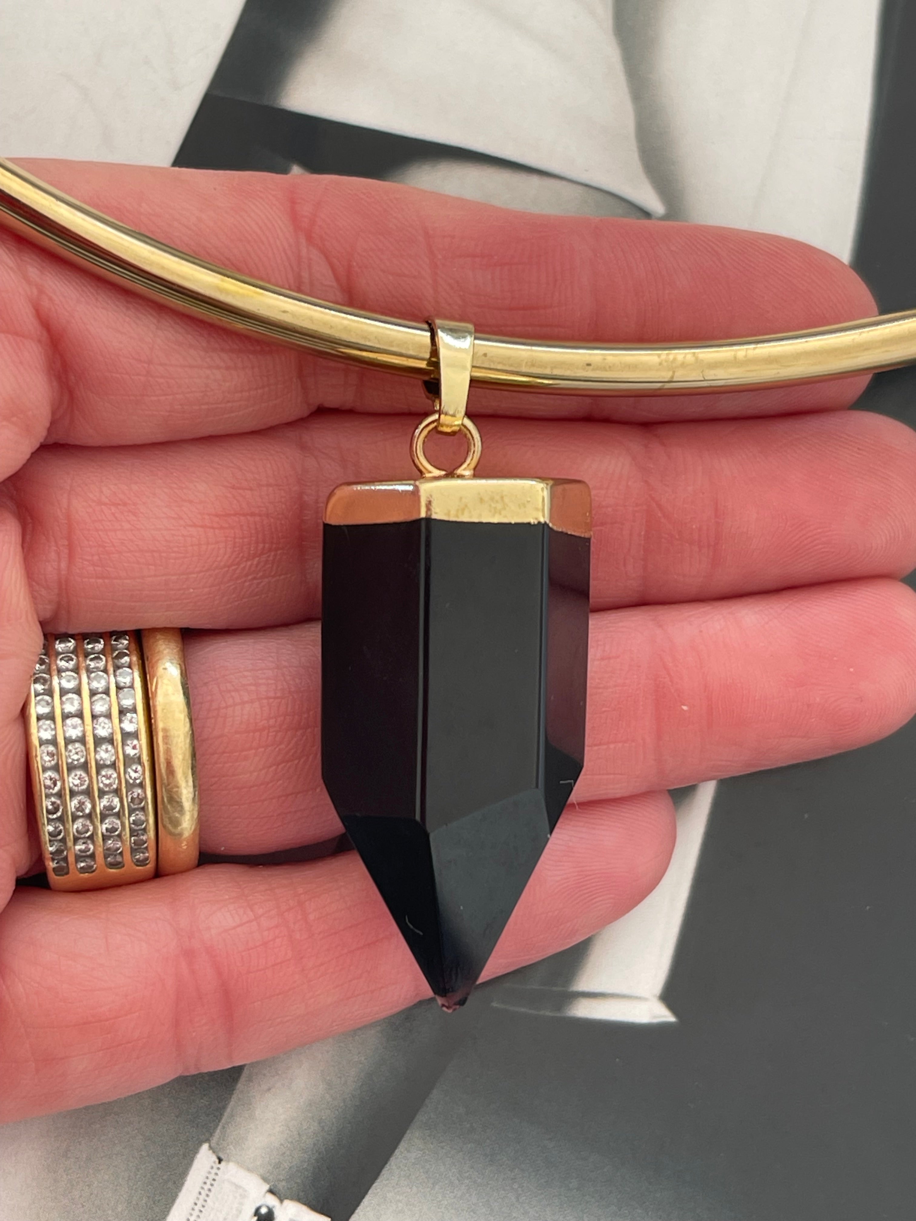 Collar Hippie Chic corto de acero inoxidable dorado y maravilloso colgante de piedra natural Onix negro.