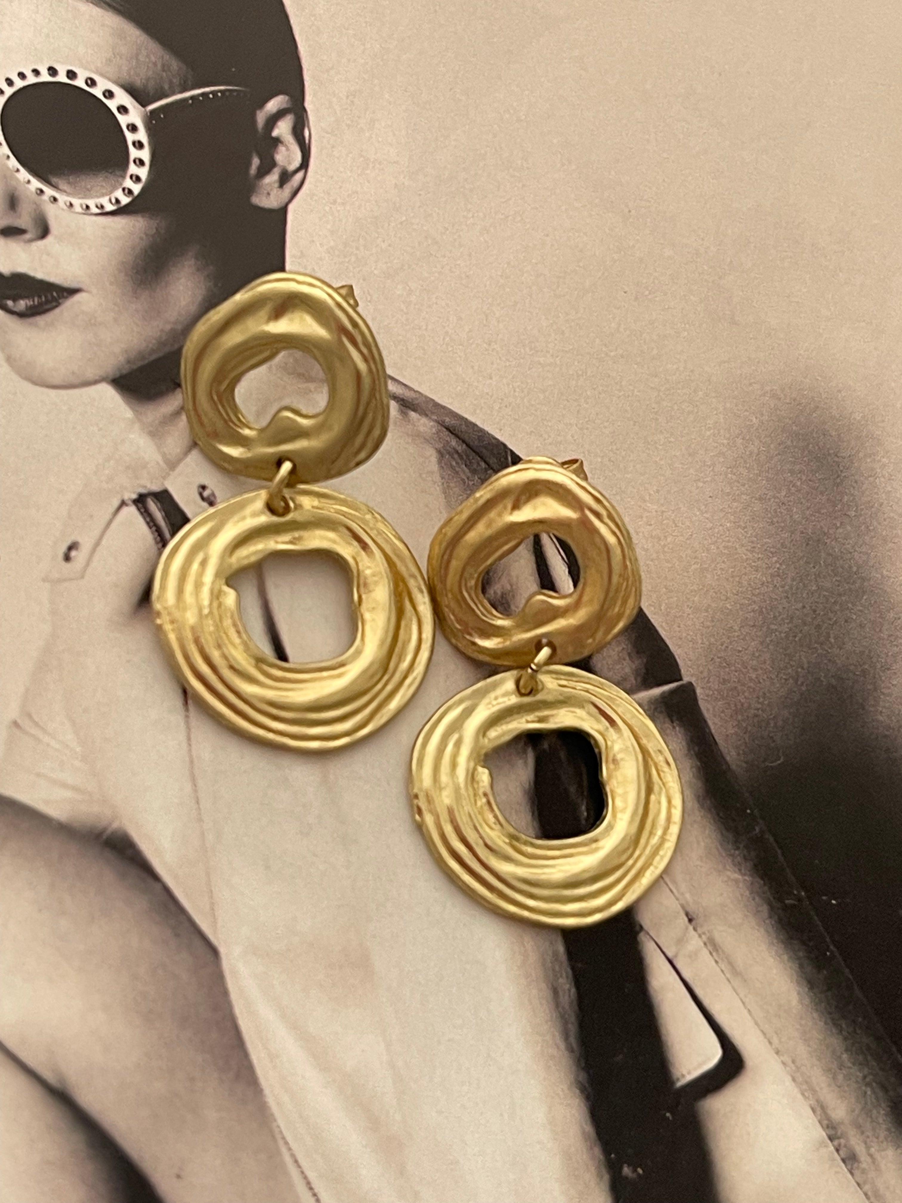 Aros Hippie Chic bañados en oro con elegantes eslabones. Largo 3.5 cm.