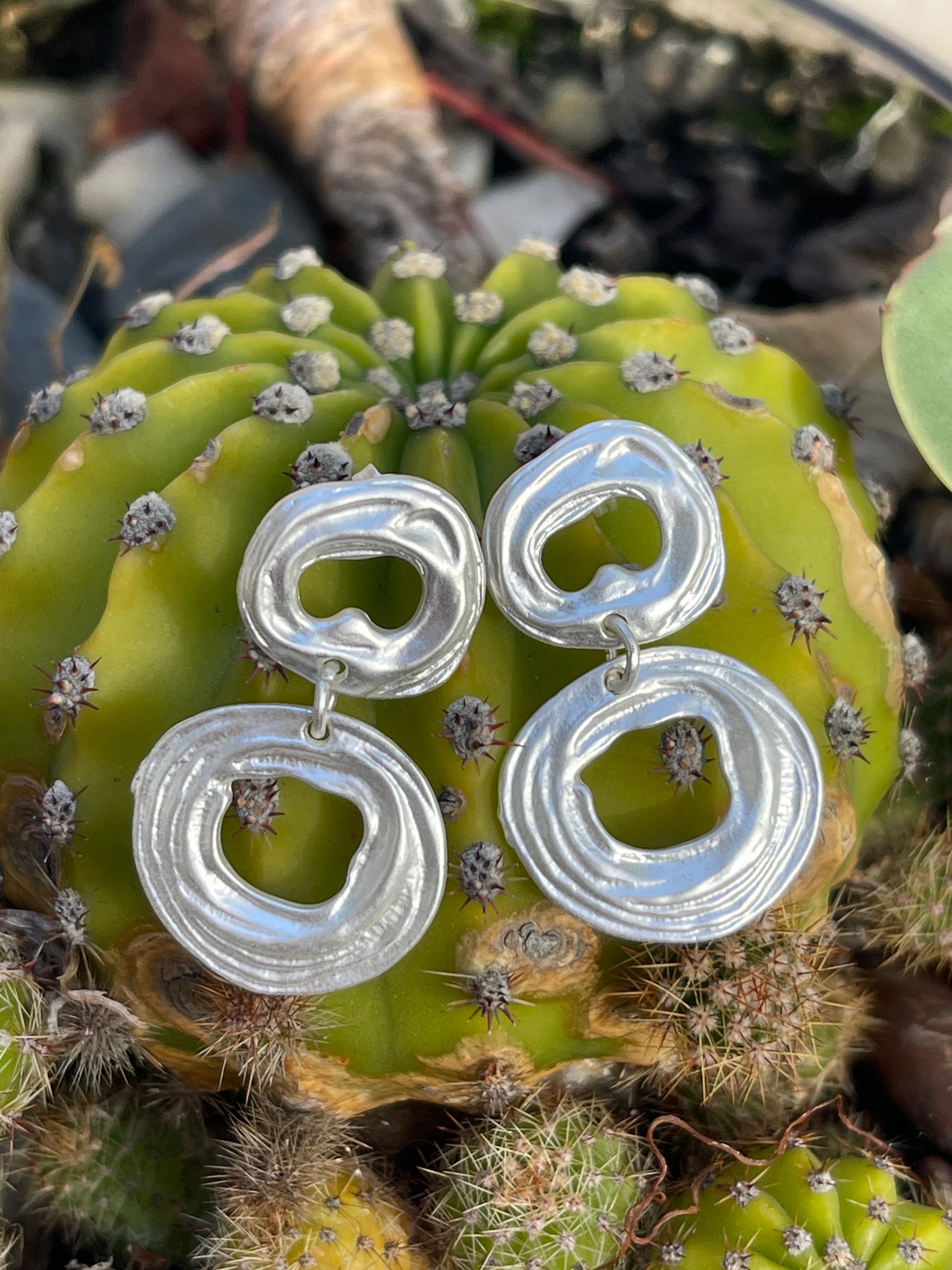 Aros Hippie Chic bañados en plata con preciosos eslabones. Largo 3.5 cm.